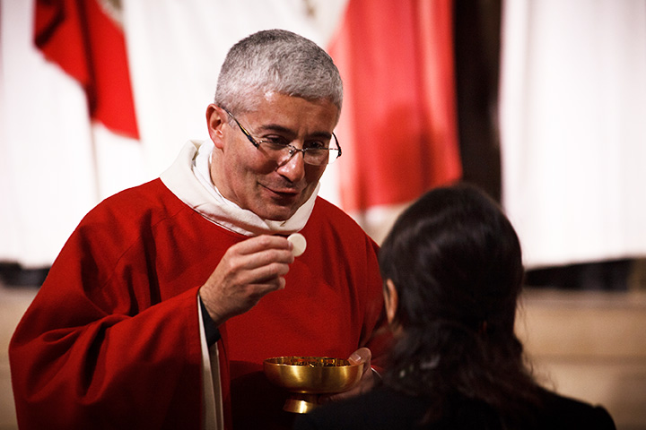 Mgr Emmanuel Tois donnant la communion Mgr Emmanuel Tois donnant la communion