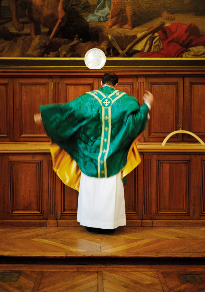 chasuble verte prêtre sacristie