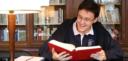 seminariste-lisant-la-bible