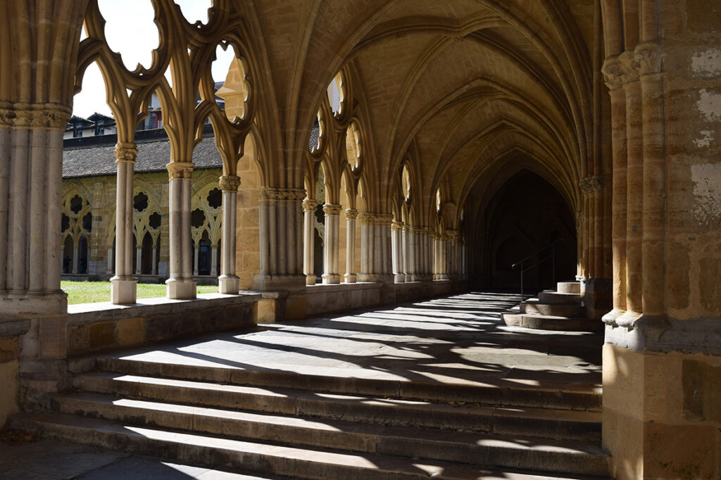 cloître ensoleillé cloitre monastère