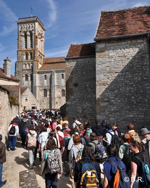 jeunes et religieux en bus aux jmj jeunes-en-marche-vers-eglise