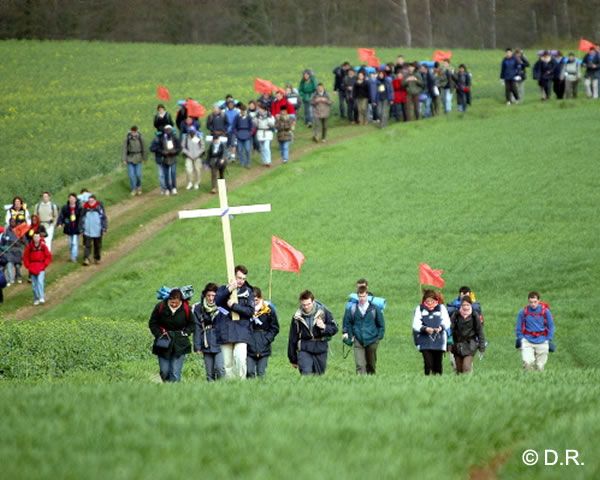jeunes en marche au pèlerinage de Chartres pelerinage-chartres-c-esprit-photo