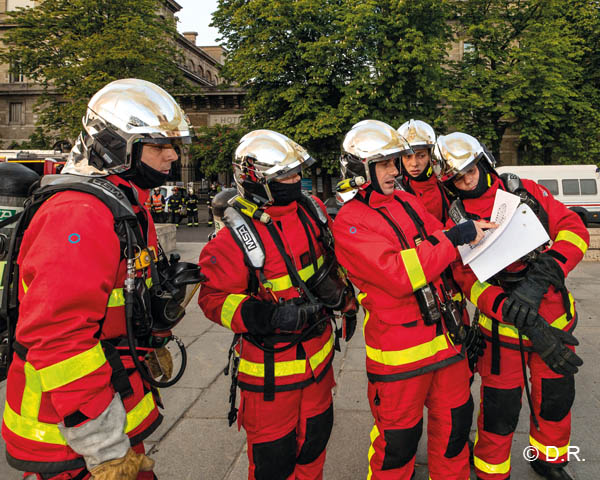 pompiers Feu cathédrale Notre Dame de Paris